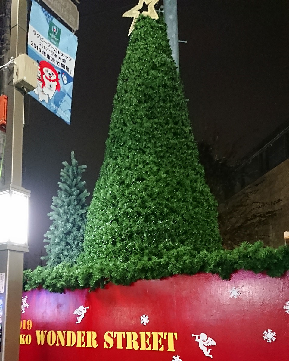 駅前のクリスマスイルミネーション