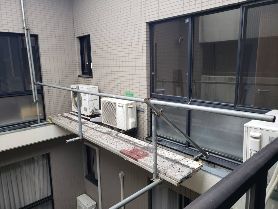 神奈川県箱根マンション3階室外機交換用足場工事実績