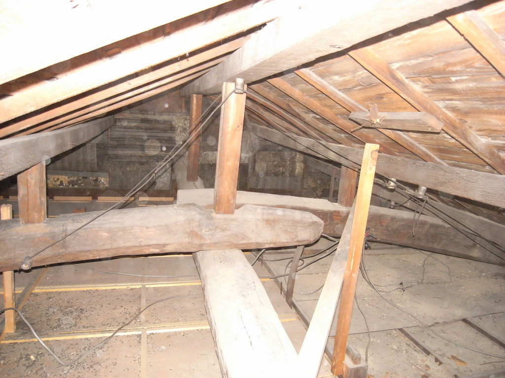 下側の大梁が屋根の一番高い棟木の下に架けられ、それに左右からの2つの梁が架けられている。