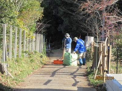 周辺道路の清掃は欠かせません