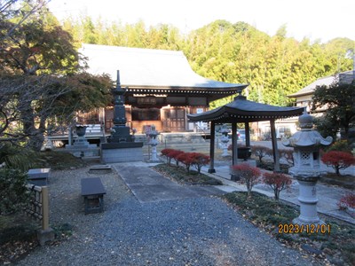 朝日が照っている福満寺です