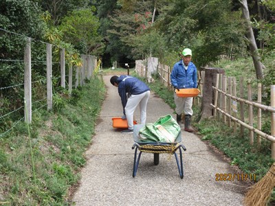 周辺の道路清掃です。