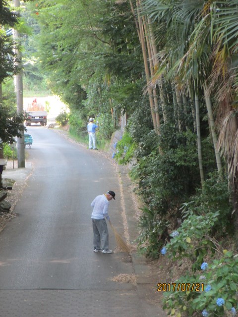 今日は道路周辺の清掃が中心です