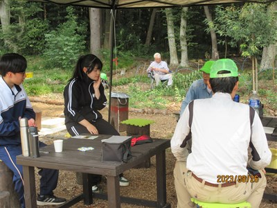 休憩時間に、里山の話を聞く高校生