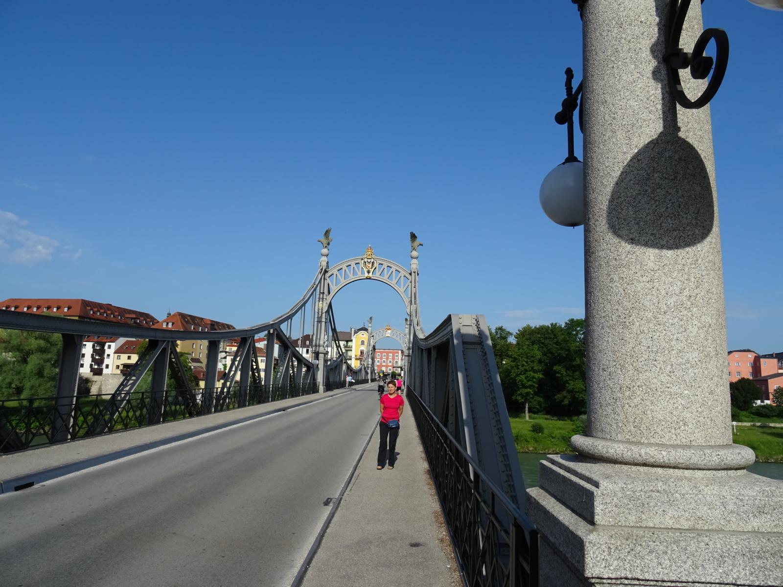 Die Friedensbrücke in Laufen