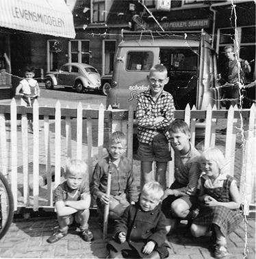 Evert van Geelen, Piet Vermeulen, Arie Stockschen, Bennie en Corrie Bus