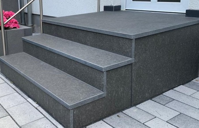 Granit Treppenstufen außen Nero Assoluto geflammt und gebürstet