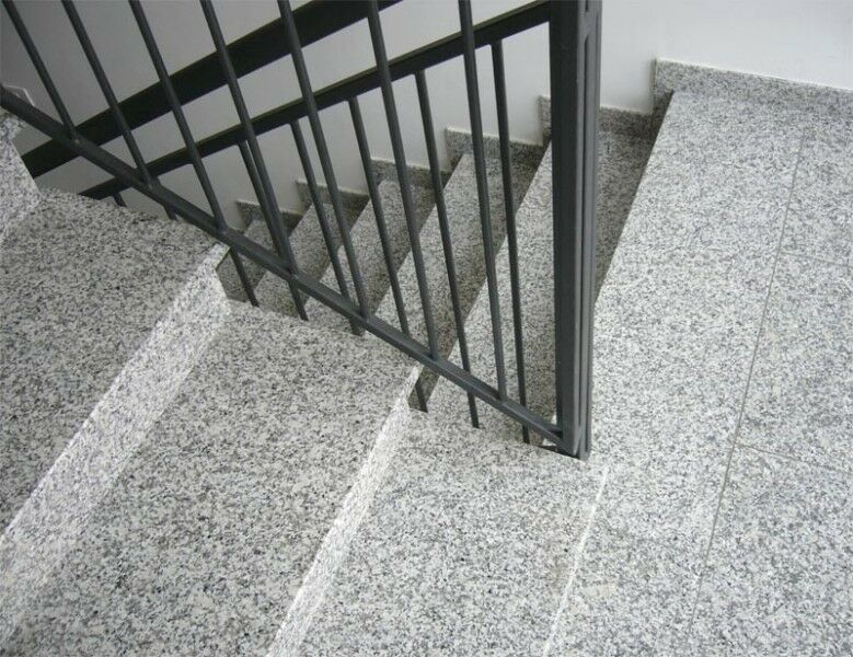Granittreppe innen grau Bianco Sardo poliert