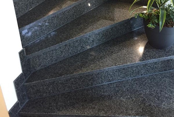 gewendelte Granittreppe Nero Impala poliert