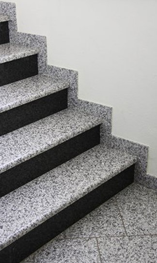 Granittreppe 2 farbig / Nero Impala & Bianco Sardo