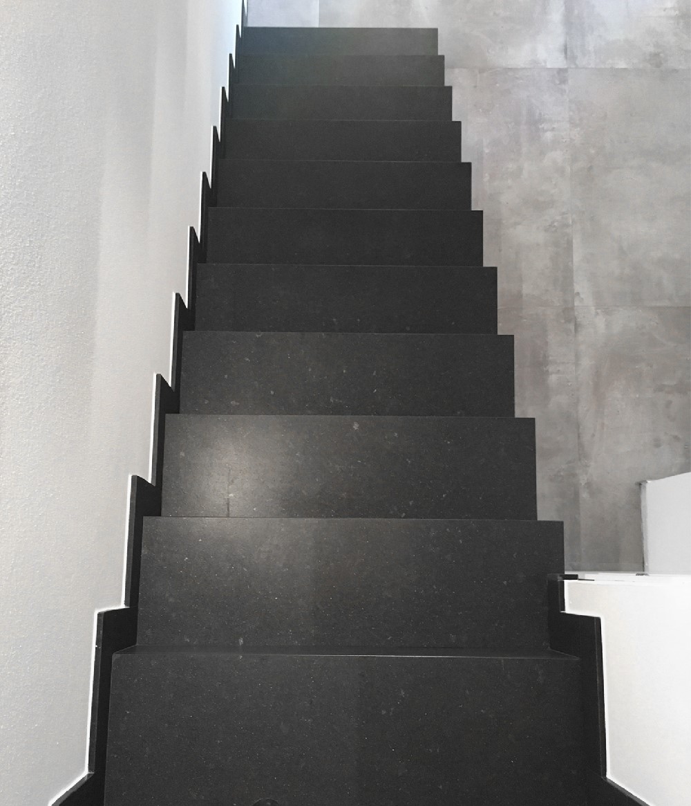 Innentreppe aus Granit Nero Assoluto matt geschliffen