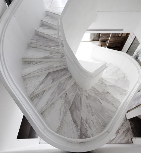 Marmortreppe gewendelt Bianco Carrara poliert