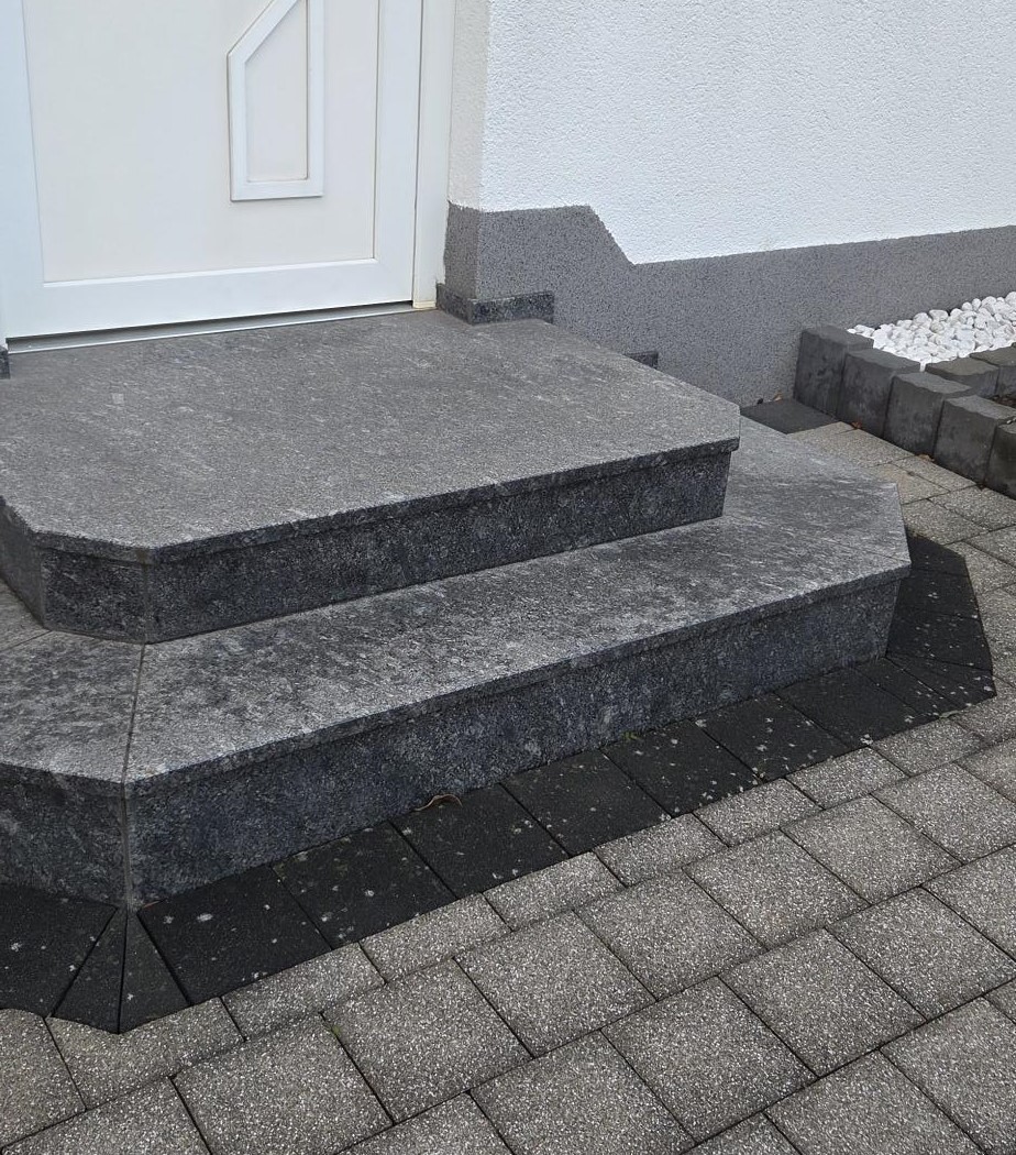 Granit Außentreppe Steel grey geflammt 