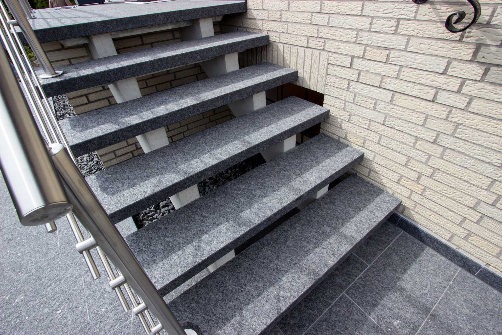 Außentreppe Granit Steel grey geflammt und gebürstet