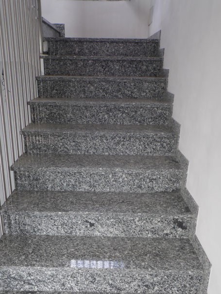 Granit Innentreppe Serizzo poliert