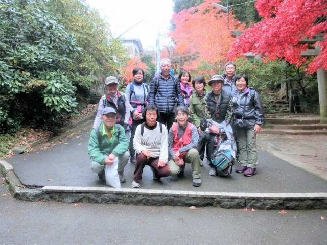 紅葉が見事な「筑波山神社」境内で記念撮影。