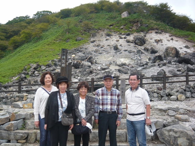 茶臼岳「殺生石」を背に記念撮影