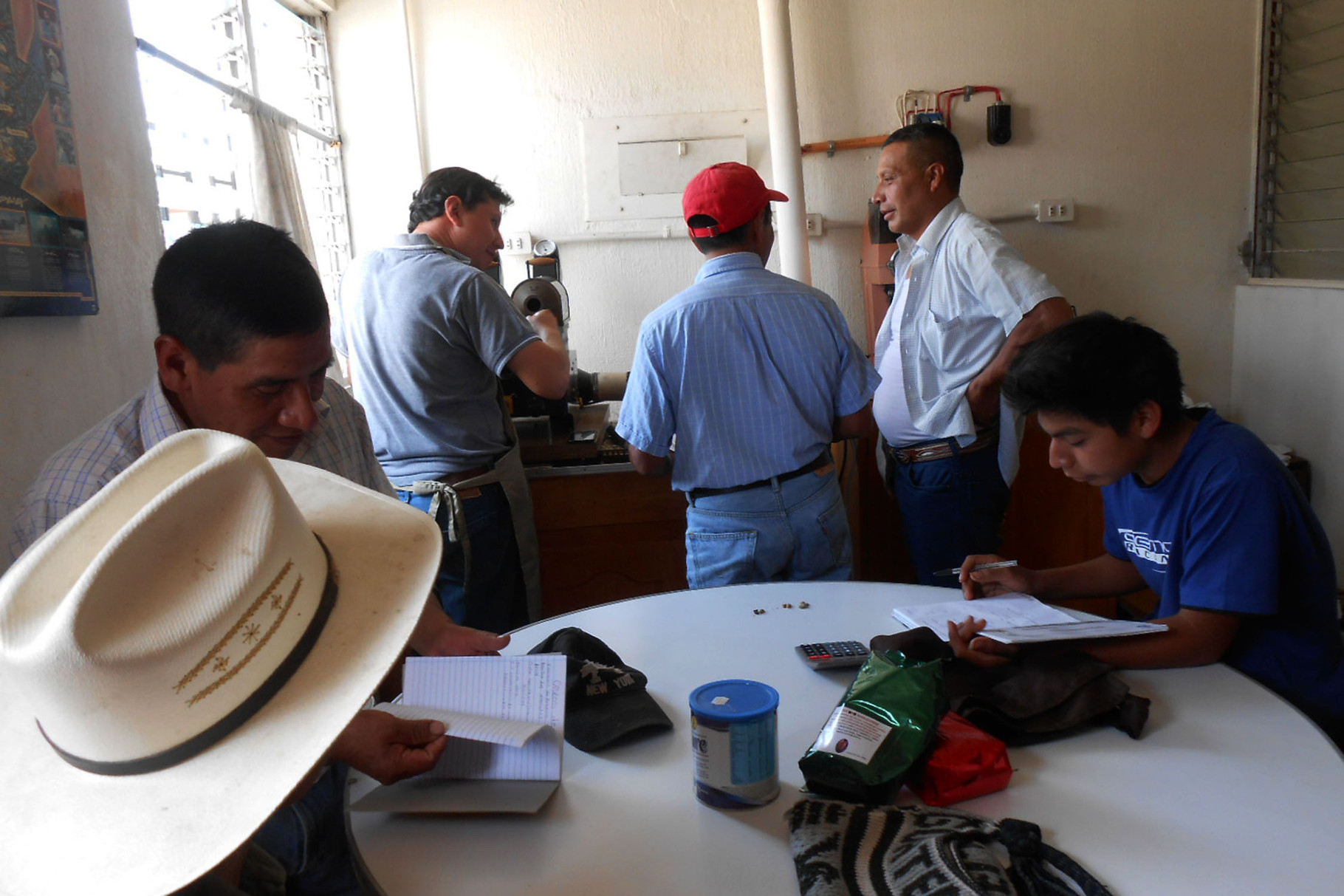 Jose beim Rösten, Victoriano und Rufino schauen zu