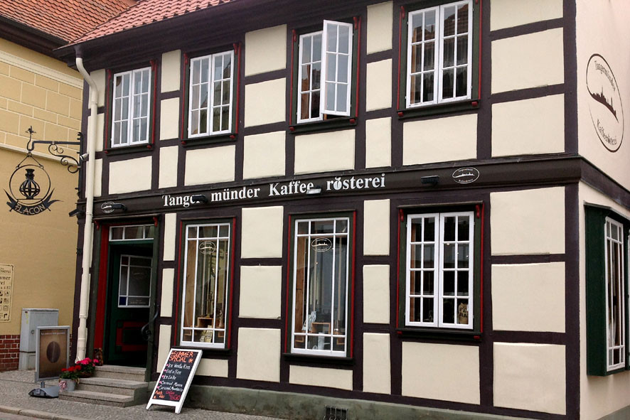 Die "Tangermünde Kaffeerösterei" - das Wetter war nicht so sommerlich, aber das Café ist Gemütlichkeit pur. 