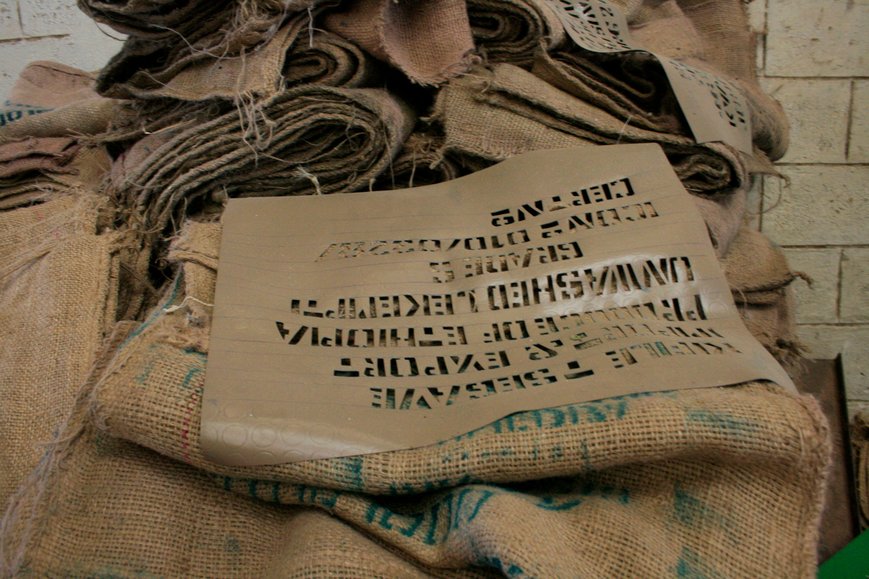 Die Beschriftung der Kaffeesäcke erfolgt per Hand
