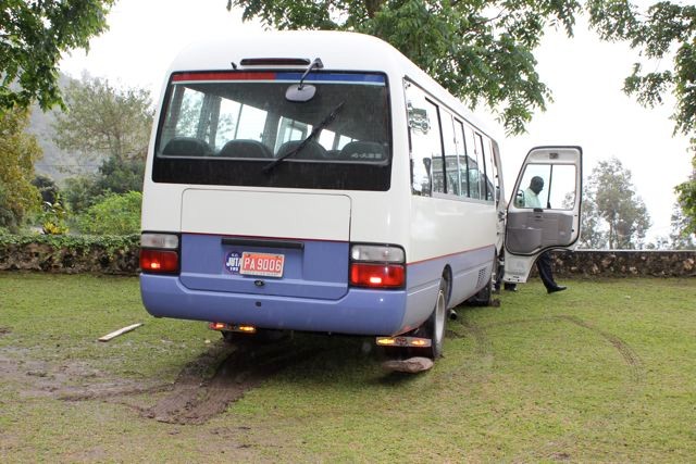 Zuviel Regen, der Bus steckt fest