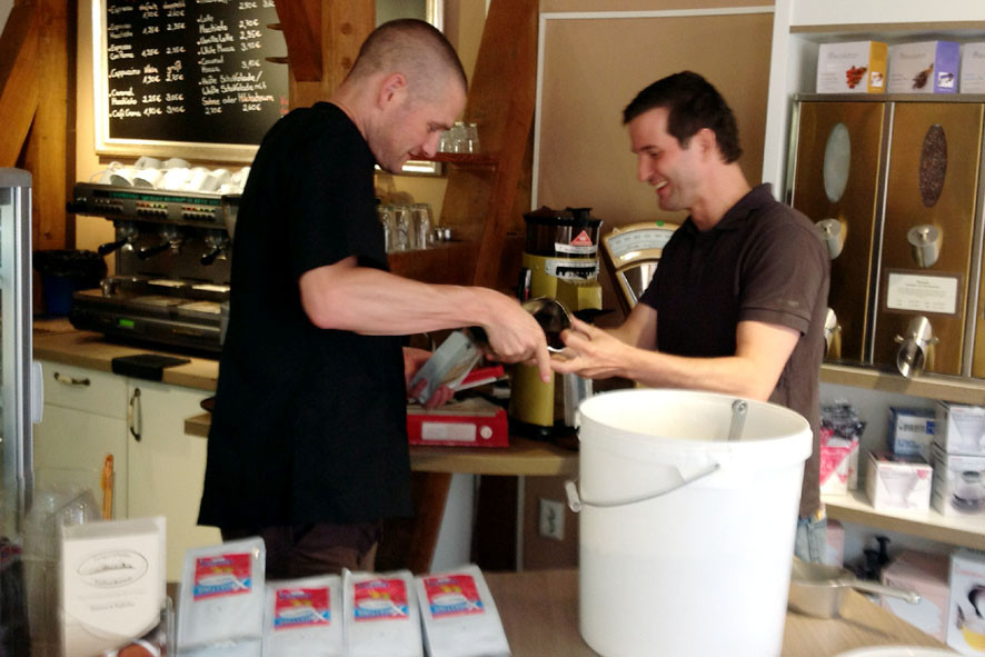Geschafft! 4 Chargen sind geröstet und werden in 250 g Tüten abgepackt. Die ersten 1,5 kg hat auch gleich eine Kunde des Cafes mitgenommen.