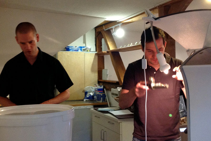 Pingo und Sven beim Rösten. Pingo schreibt das Profil auf bzw. gleicht es ab, Sven behält die Bohnen im Auge.