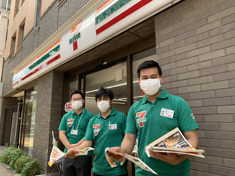 新店の南麻布５外苑西通り店にてチラシ配り。ぜひお越しくださいね