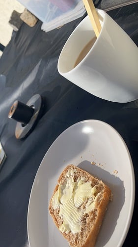 Ein Foto des Pausensnacks und Kaffetasse