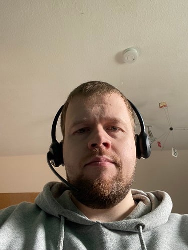 Foto von Thomas während der Schulung mit Headset