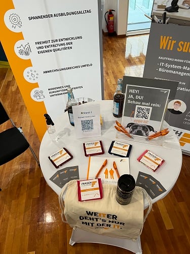 Foto mit dem Tisch beim Kicker-Turnier