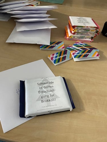 Foto einer mit dem Spruch-Aufkleber beklebten Rittersport-Tafel