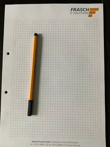 Foto vom Schreibtisch mit Block und Stift