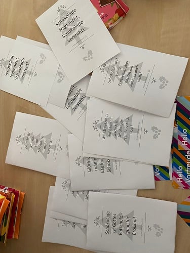 Foto von verschiedenen Aufklebern mit witzigen Sprüchen über Schokolade liegen auf einem Tisch