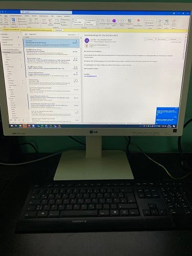 Ein Foto eines Technikers am Schreibtisch während er Mails checkt.