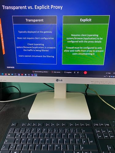 Foto eines Monitor mit der Präsentation zur Schulung
