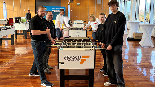 Foto am Kickertisch mit den Kollegen Thomas, Georg, Katrin, Luca