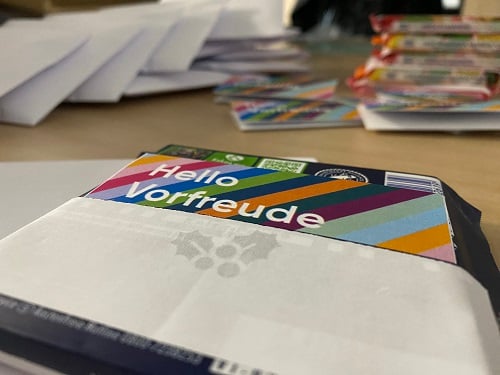 Foto der Rückseite der Rittersport-Tafel mit einem Aufkleber " Hello Vorfreude"