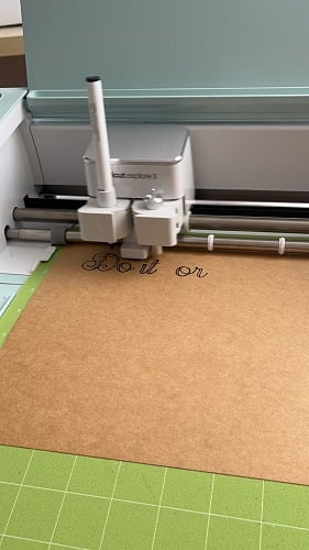 Ein Foto des aktiven Plotters, wie eine Zeichnung auf das Kraftpapier übertragen wird