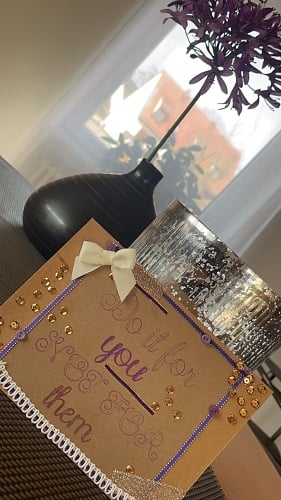 Foto der fertigen Klappkarte aufgestellt auf deinem Tisch