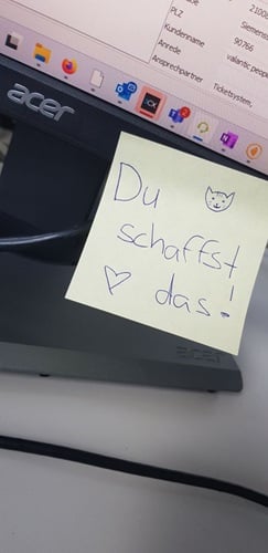 Foto einer Hand die zwei Getränkedosen hält, eine Zitronenlimonade und einen Energydrink