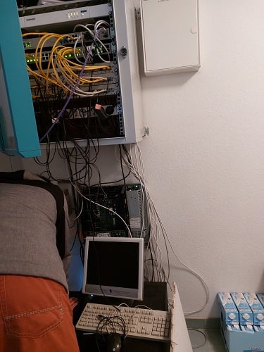 Ein Foto eines Netzwerkverteilerschrank mit der Hausverkabelung