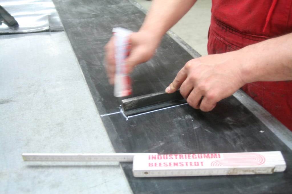 Vorbereitung eines Fördergurtes mit Stollen