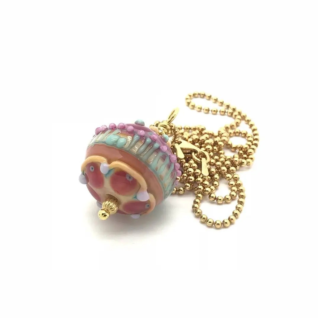 Ein edler Anhänger in Pastellfarben und feinen Mustern – ein Highlight für stilbewusste Schmuckliebhaber.