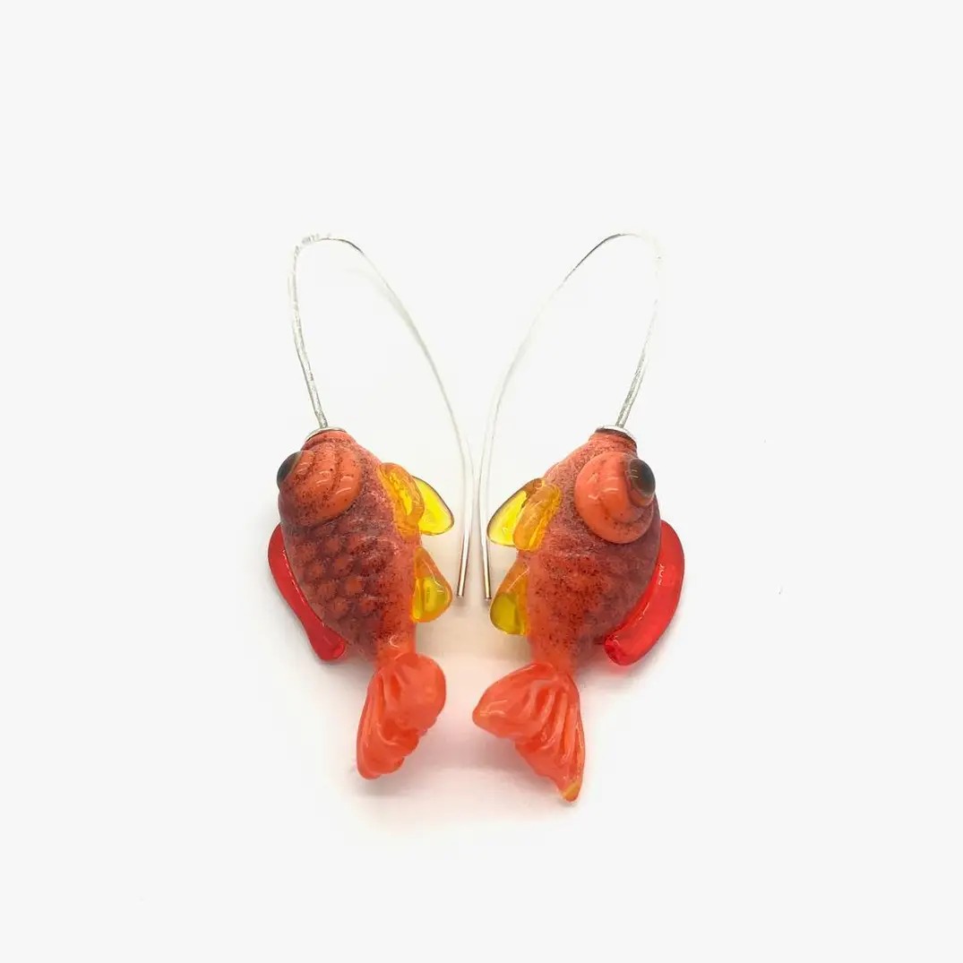 Diese detailverliebten Goldfisch-Ohrhänger bringen einen Hauch von Wasserwelt in deinen Stil.