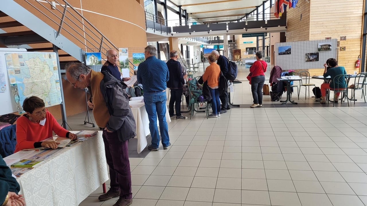 Vue  des ateliers dans le hall.