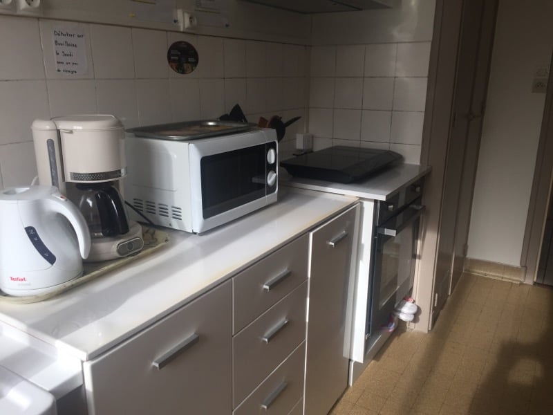 La cuisine avec la bouilloire, la cafetière, le micro -onde, le four électrique et la plaque à induction.
