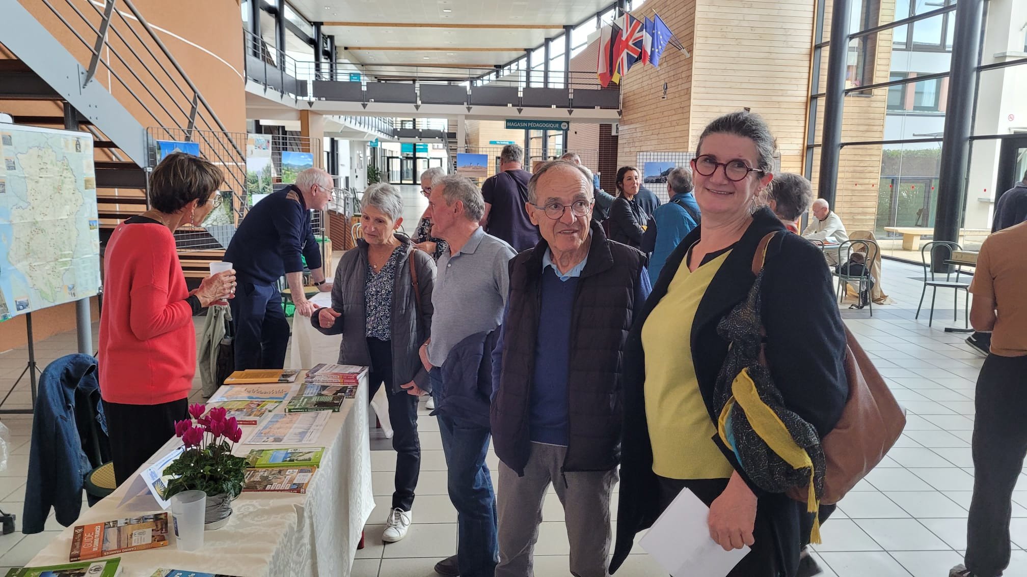 Vue des ateliers dans le hall.