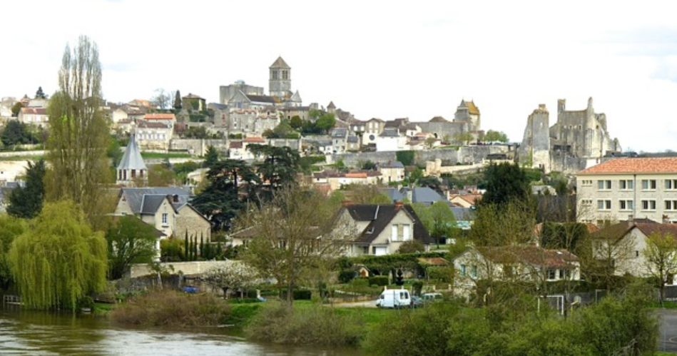 Vue de Chauvigny à partir du viaduc ferroviaire