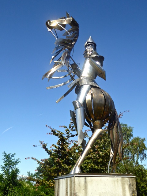 Cette statue, réalisée par Jane Conil, est appelée "L'épopée chimérique" et représente Geoffroy la grande dent
